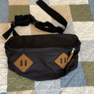 Mossimo Supply Co. Wanderer Fanny pack.